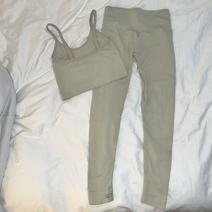 SETActive Body Crop + SCULPTFLEX leggings - OAT MILK